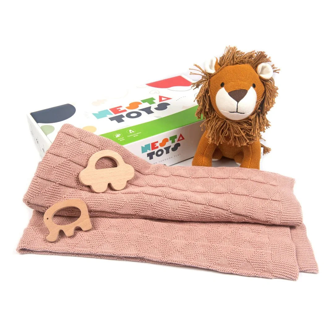 Newborn Gift Set – Swaddle, Lion Plush Toy & Wooden Teethers